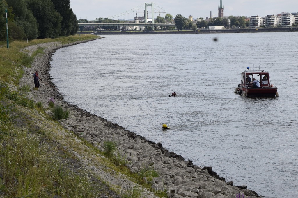 Uebung BF Taucher und Presse Koeln Zoobruecke Rhein P384.JPG - Miklos Laubert